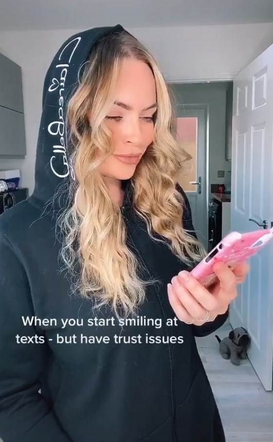 kler beret tiktok ima 40 godina i snima video klipove foto video