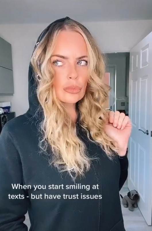 kler beret tiktok ima 40 godina i snima video klipove foto video