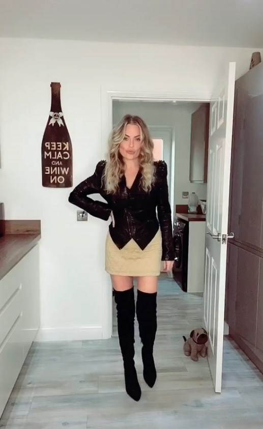 kler beret tiktok ima 40 godina i snima video klipove foto video