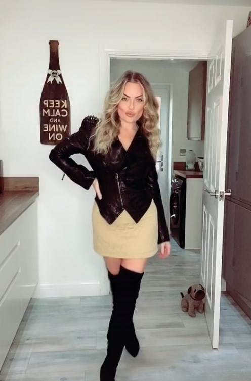 kler beret tiktok ima 40 godina i snima video klipove foto video