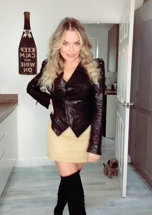 kler beret tiktok ima 40 godina i snima video klipove foto video