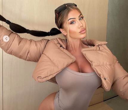 Laura Ejmi pokazala grudi i trbušnjake