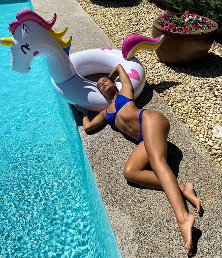 kristina pedroce gola na snegu foto