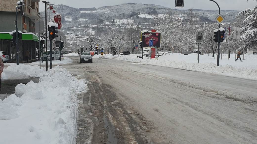 sneg poplave srbija vanredna situacija neprohodni putevi nema struje