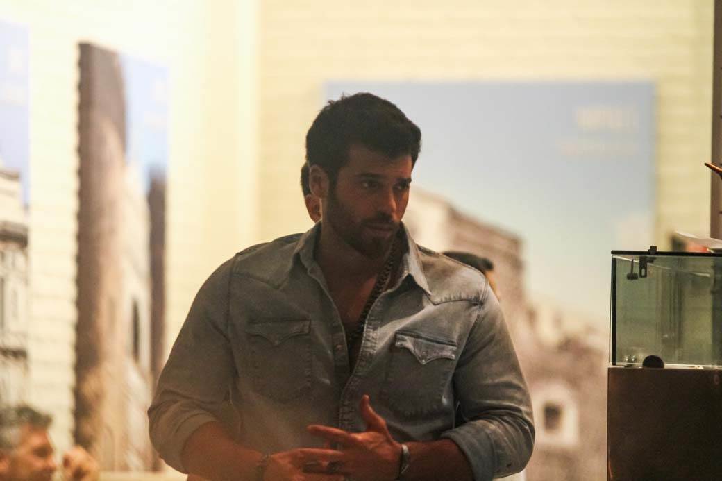 dzan jaman can yaman turski glumac sanjalica lepotan zavodnik veza ljubavni zivot