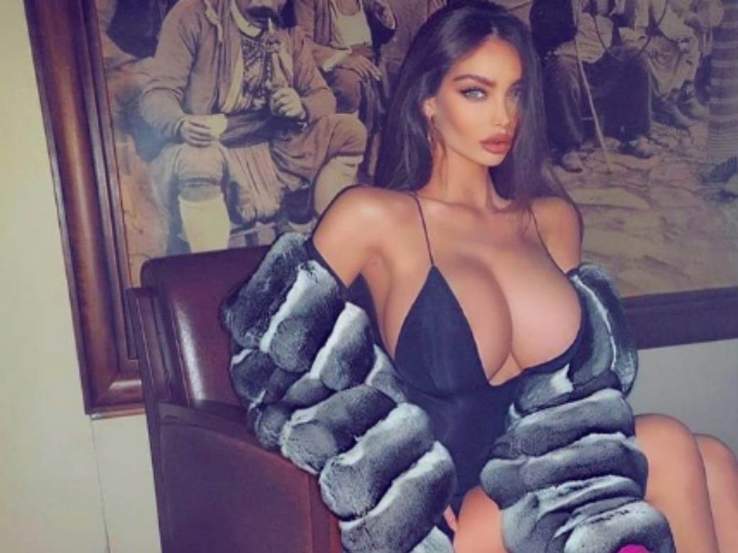 Soraja u čipkanom vešu i halterima