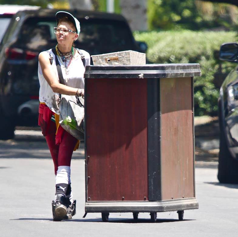 Loni Vilison kopa po kontejneru