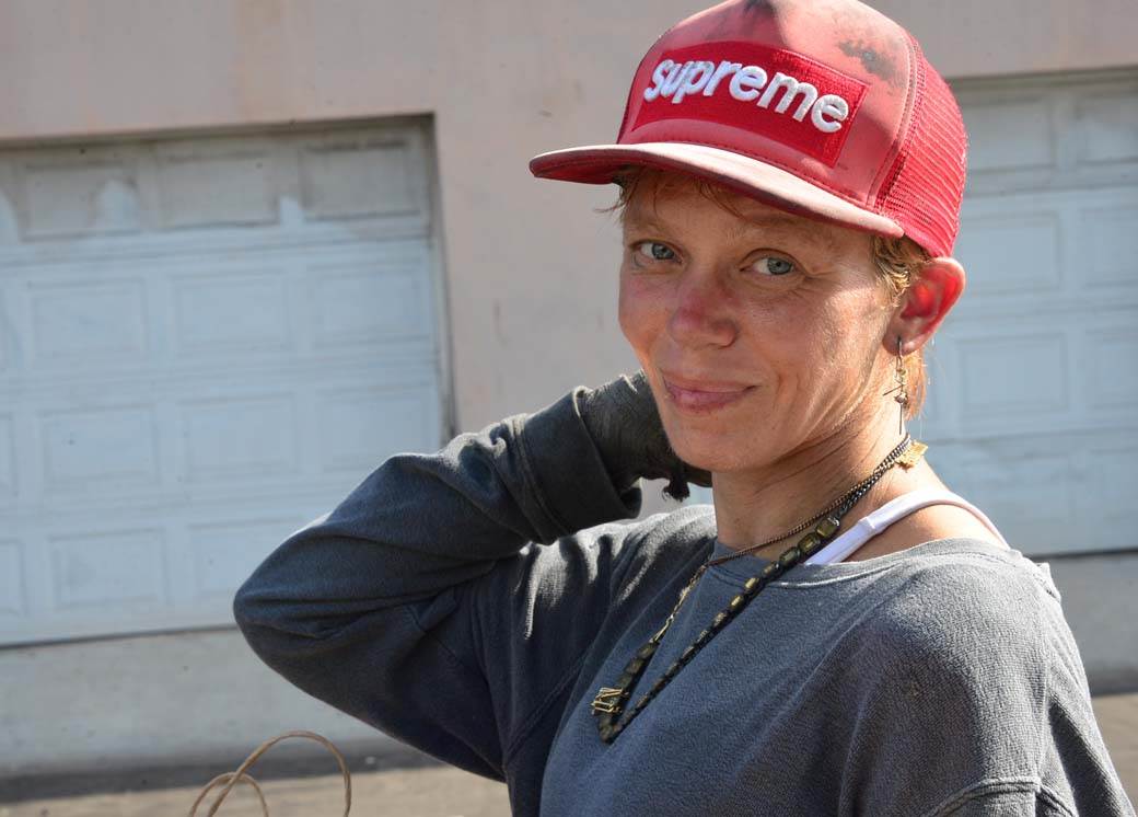 loni vilson beskucnica kopa po kontejnerima foto