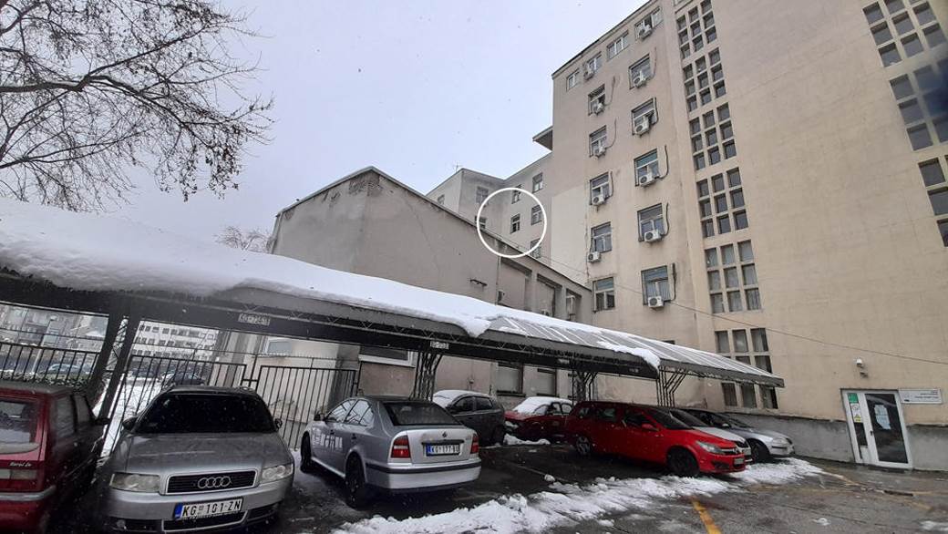 skocio kroz prozor suda