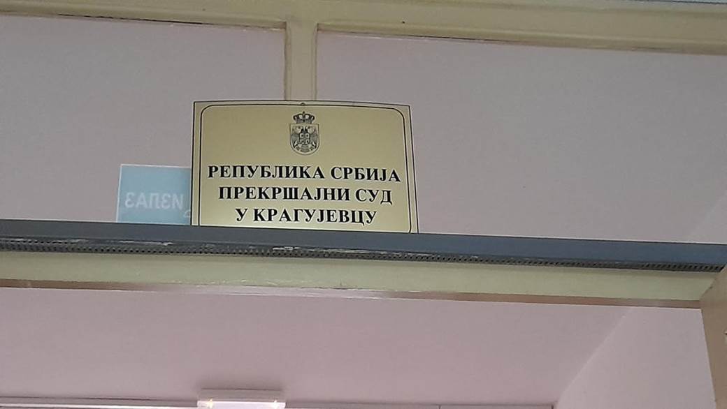 skocio kroz prozor suda