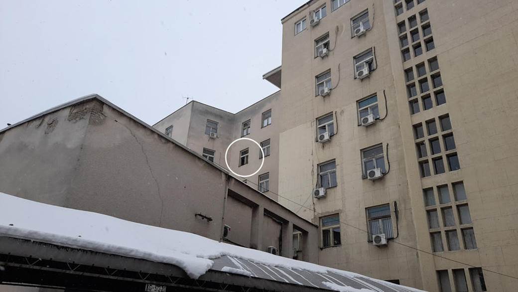 skocio kroz prozor suda