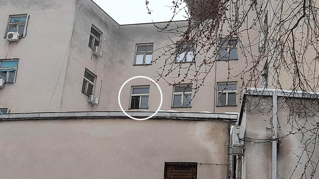 skocio kroz prozor suda