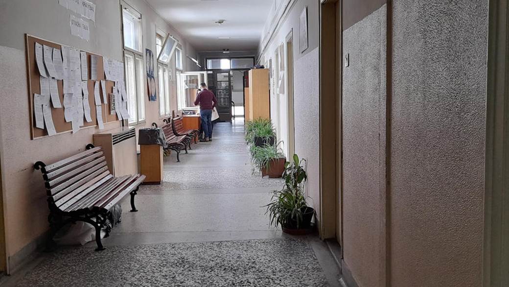 skocio kroz prozor suda