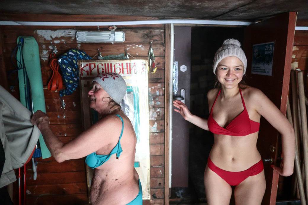 plivanje zaledjena reka rusi zima moskva fotografije