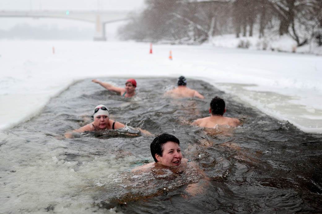 plivanje zaledjena reka rusi zima moskva fotografije