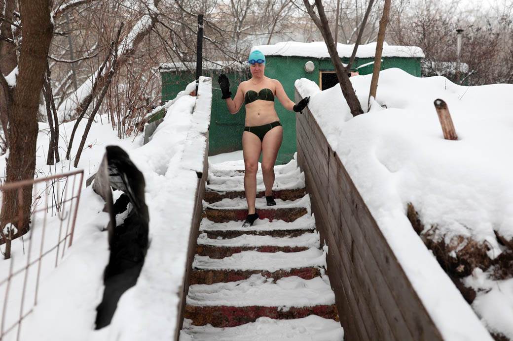 plivanje zaledjena reka rusi zima moskva fotografije