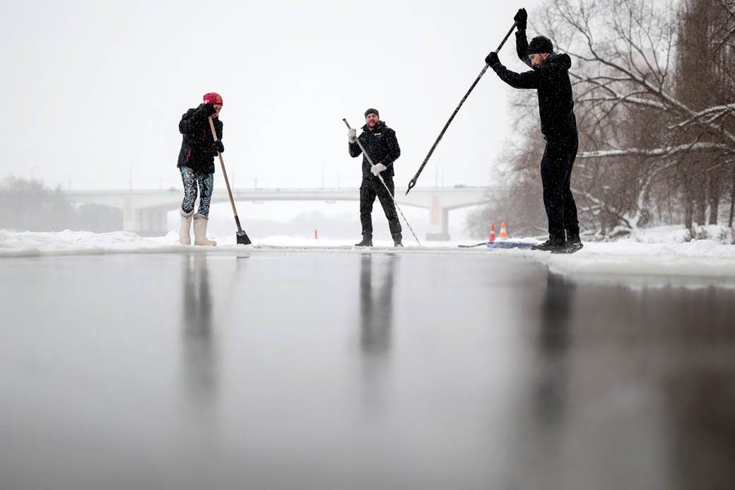 plivanje zaledjena reka rusi zima moskva fotografije