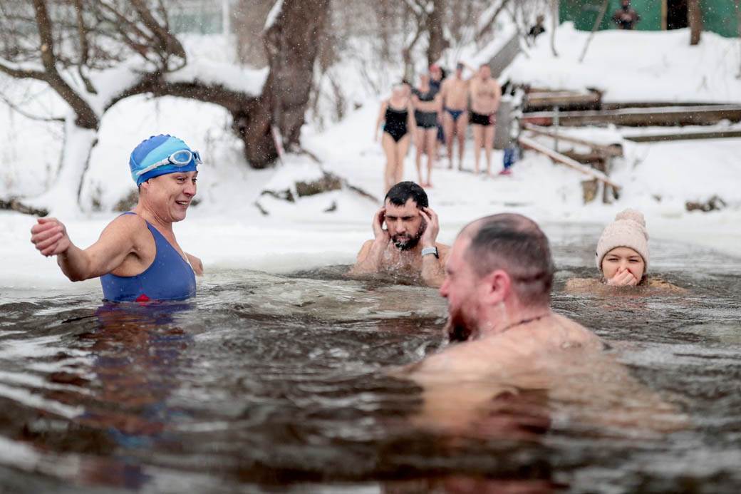 plivanje zaledjena reka rusi zima moskva fotografije