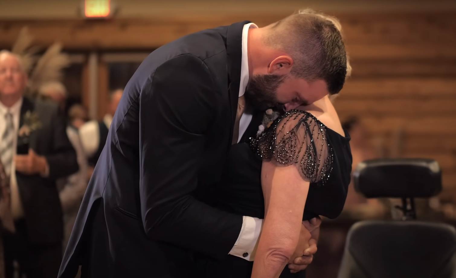 vencanje snimak prvi ples mladozenja i majka u kolicima video