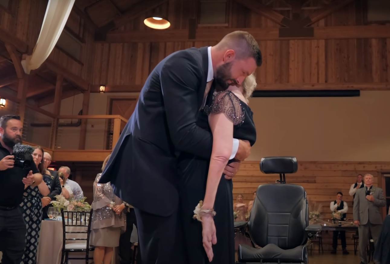 vencanje snimak prvi ples mladozenja i majka u kolicima video