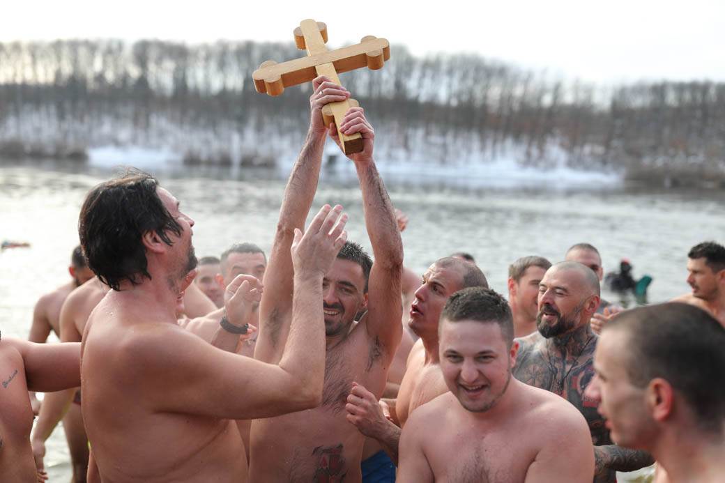 bogojavljenje 2021 casni krst plivanje srbija ada ciganlija kragujevac fotografije