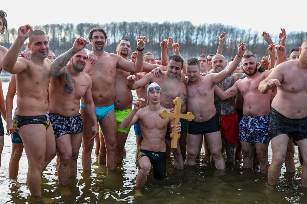 bogojavljenje 2021 casni krst plivanje srbija ada ciganlija kragujevac fotografije