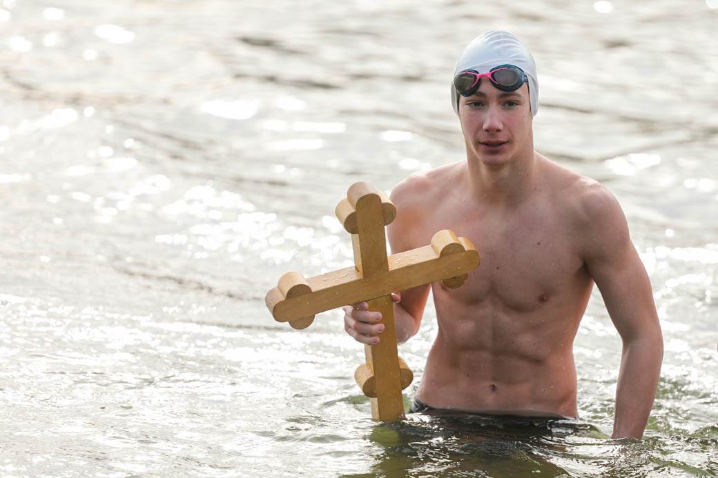 bogojavljenje 2021 casni krst plivanje srbija ada ciganlija kragujevac fotografije