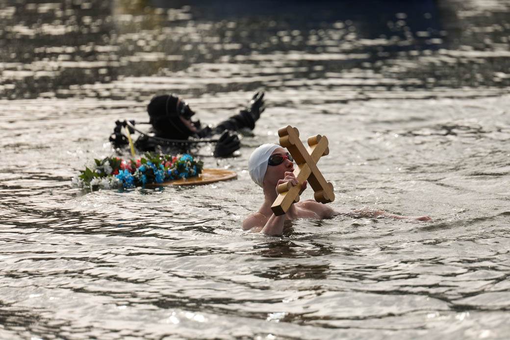 bogojavljenje 2021 casni krst plivanje srbija ada ciganlija kragujevac fotografije
