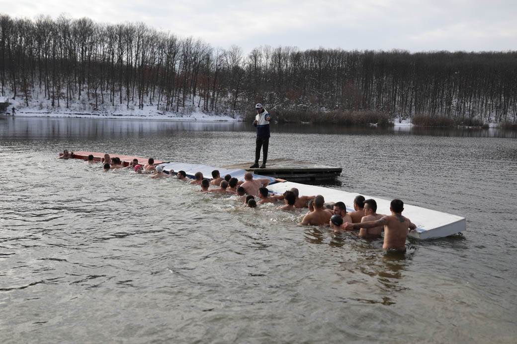 bogojavljenje 2021 casni krst plivanje srbija ada ciganlija kragujevac fotografije