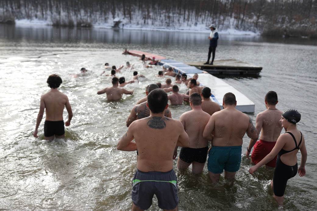 bogojavljenje 2021 casni krst plivanje srbija ada ciganlija kragujevac fotografije