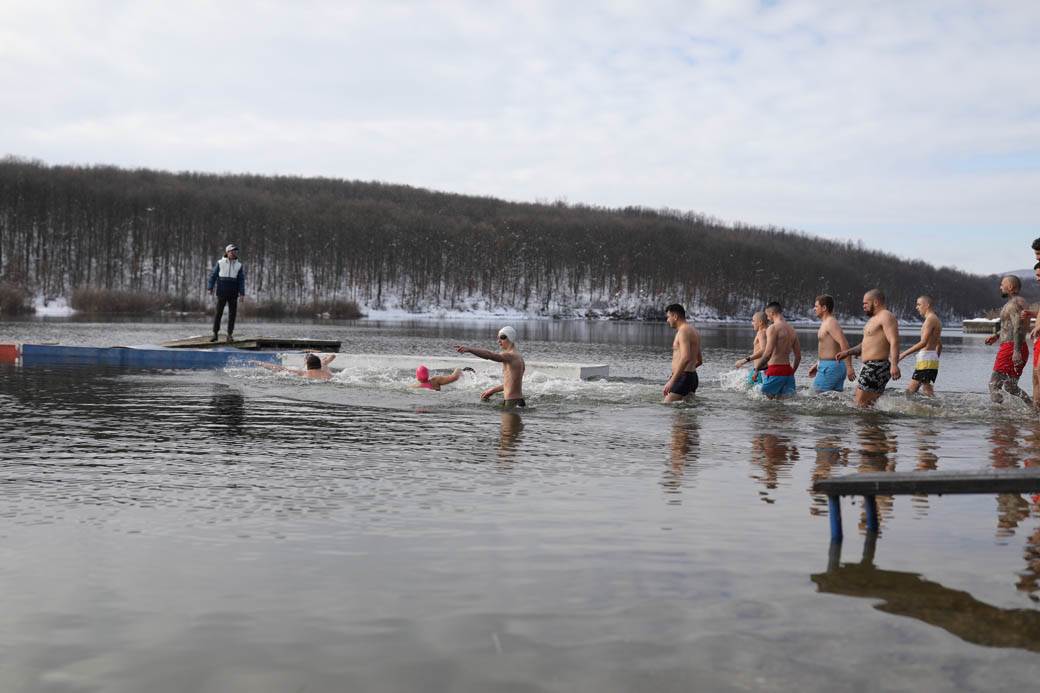 bogojavljenje 2021 casni krst plivanje srbija ada ciganlija kragujevac fotografije