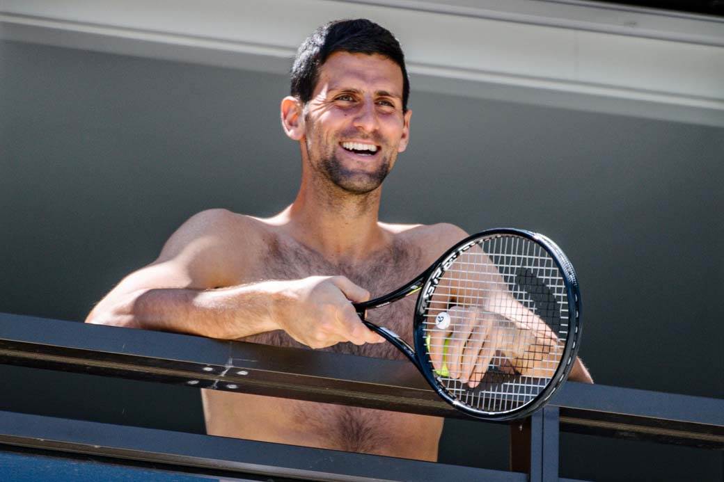 novak djokovic golisav trenira na terasi foto
