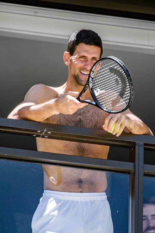 novak djokovic golisav trenira na terasi foto