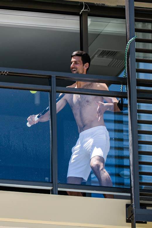 novak djokovic golisav trenira na terasi foto