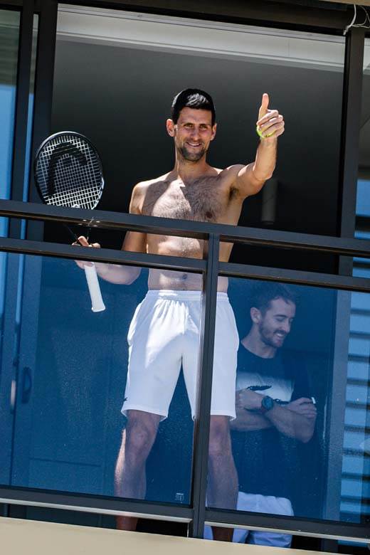 novak djokovic golisav trenira na terasi foto