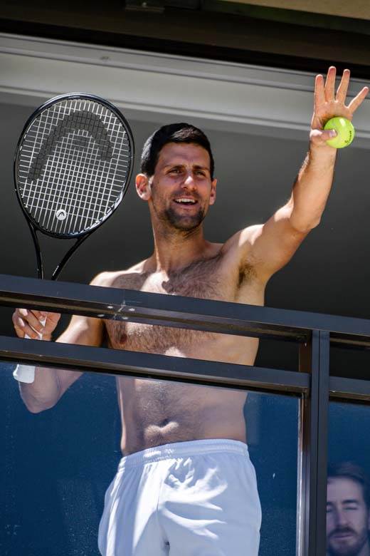 novak djokovic golisav trenira na terasi foto