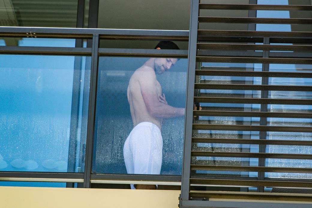 novak djokovic golisav trenira na terasi foto