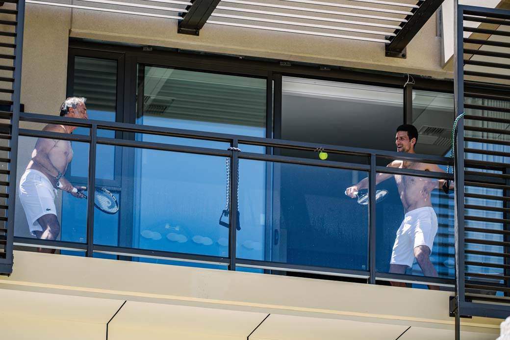novak djokovic golisav trenira na terasi foto