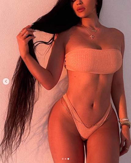 kajli dzener u kupacem slike