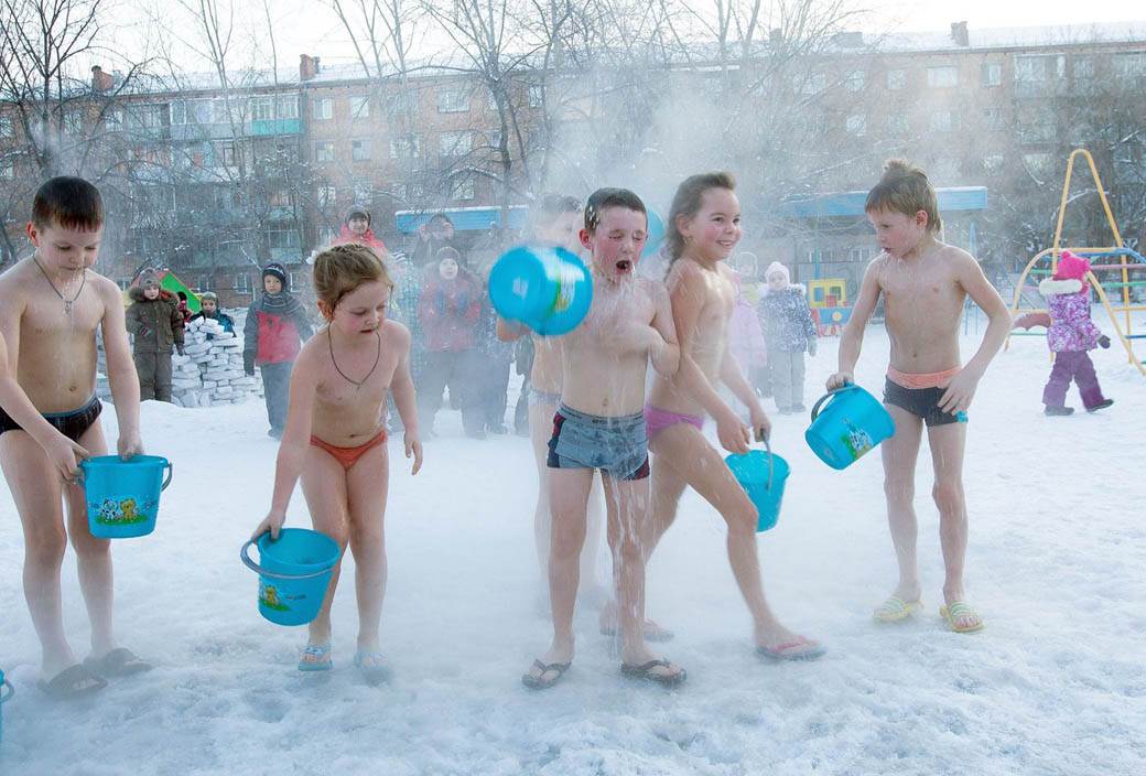 vrtic deca hladnoca zima hladna voda fotografije