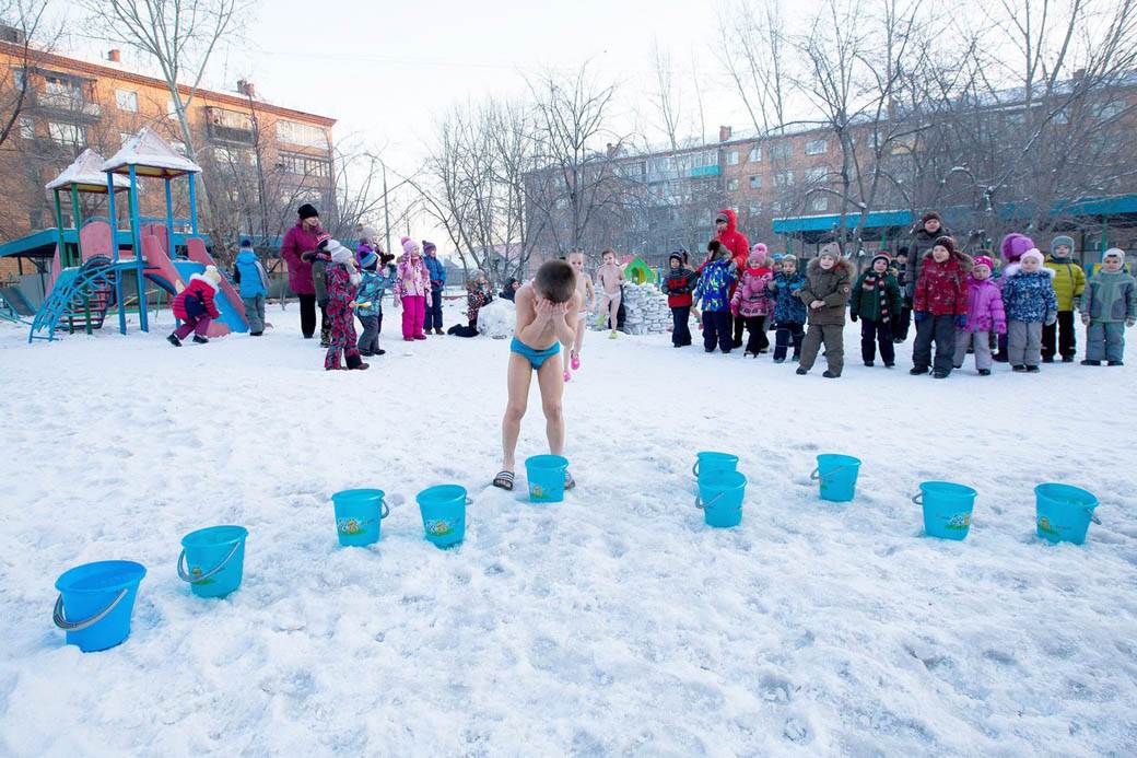 vrtic deca hladnoca zima hladna voda fotografije
