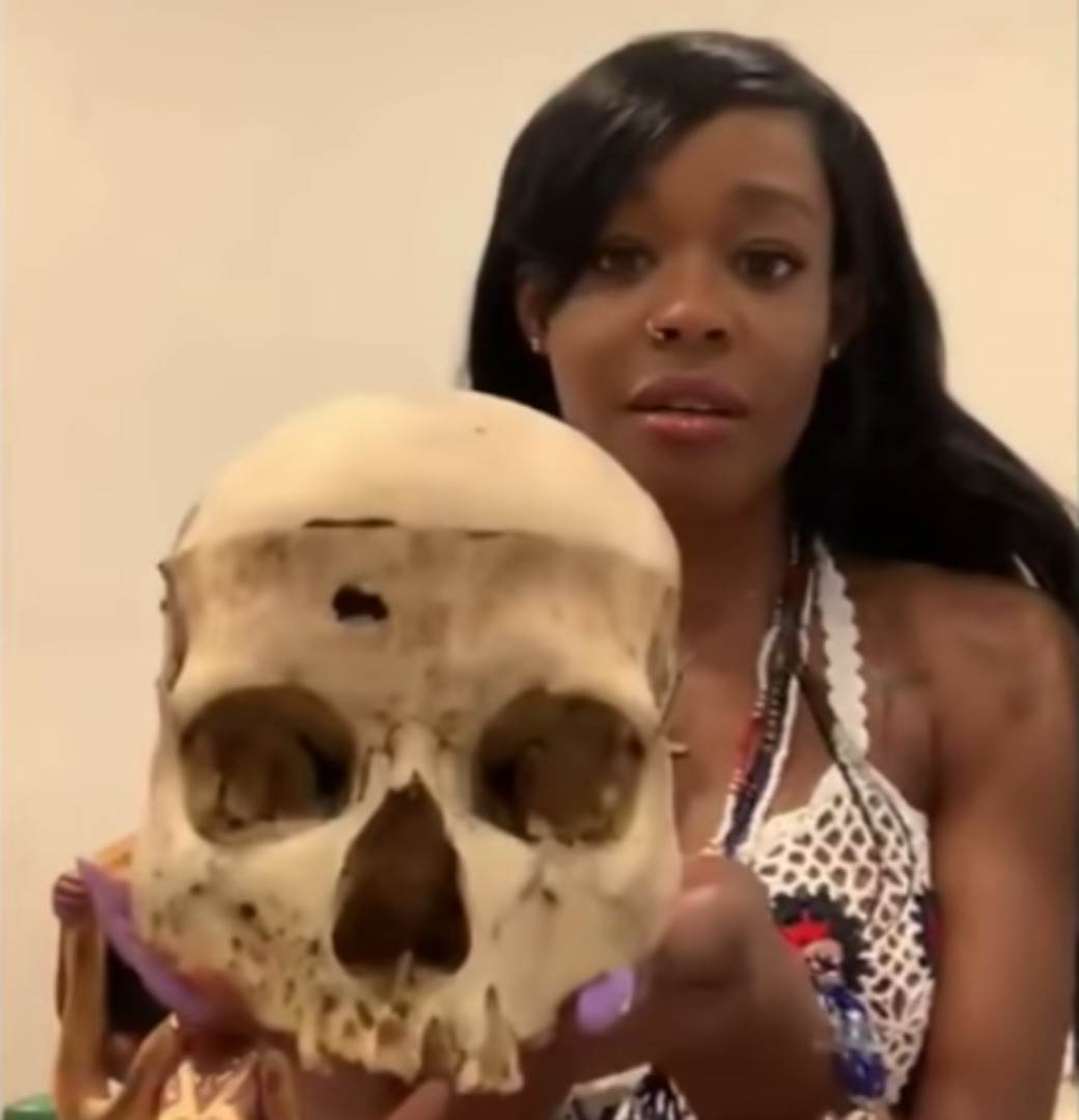 azelija benks mrtvacka lobanja pojela macku