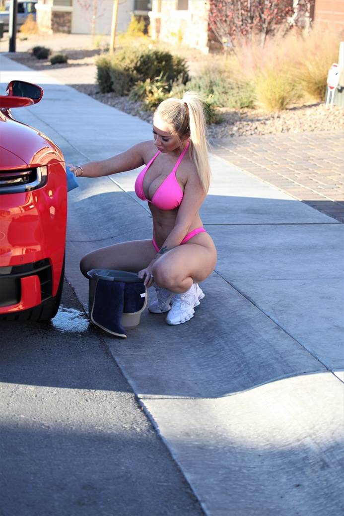 plejboj zečica klaudija fijal porše 911 karera velike grudi fotografije