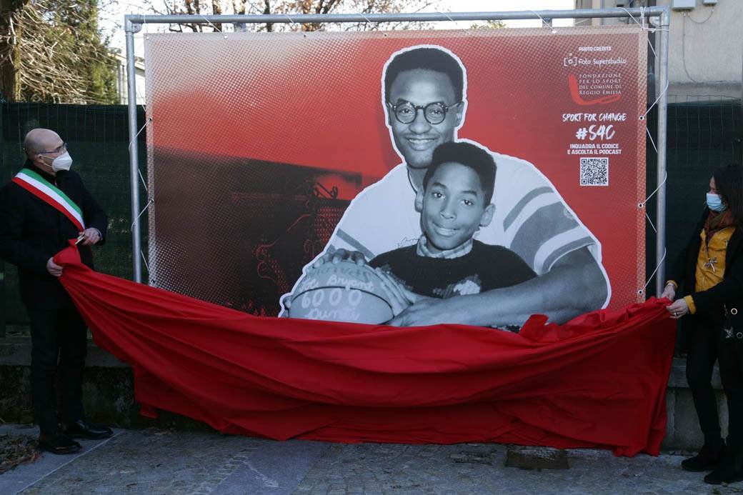 kobi brajant godisnjica smrti italija trg fotografije