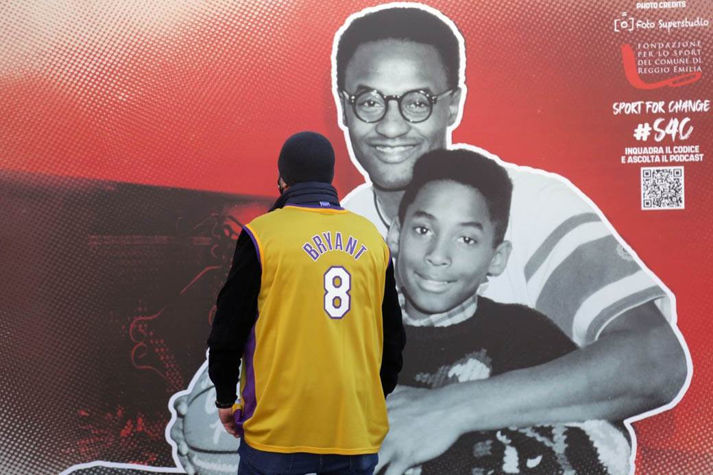 kobi brajant godisnjica smrti italija trg fotografije