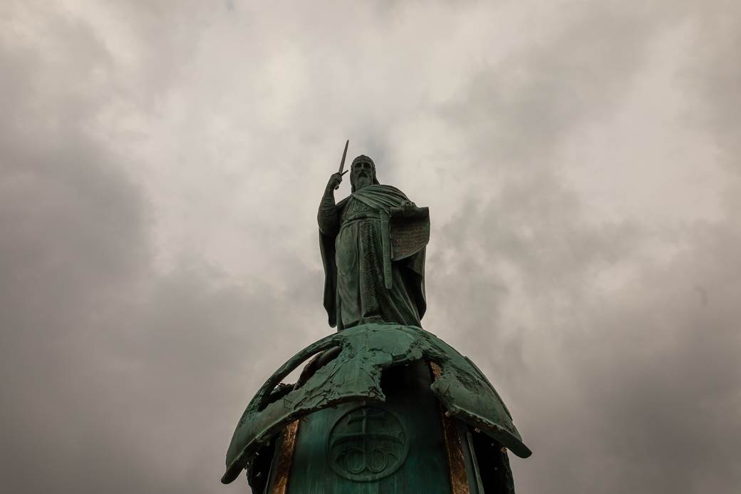 spomenik stefan nemanja ostecen muskrac otkinuo krst