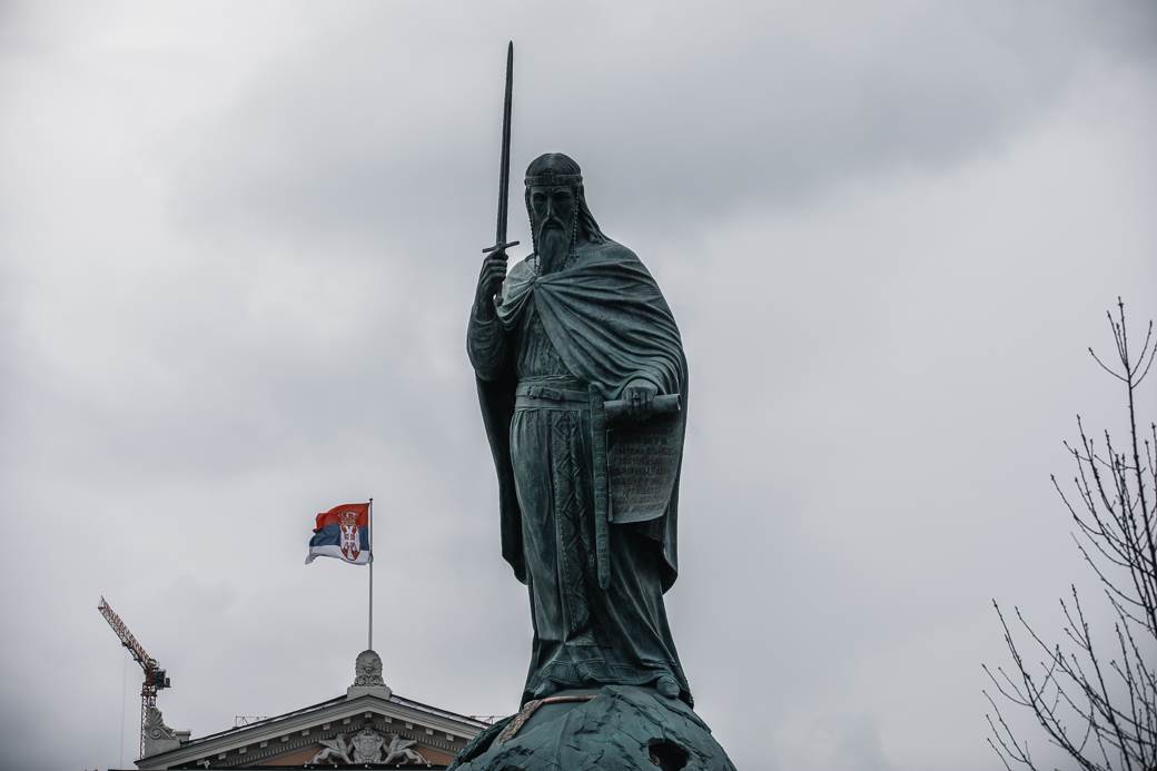 spomenik stefan nemanja ostecen muskrac otkinuo krst