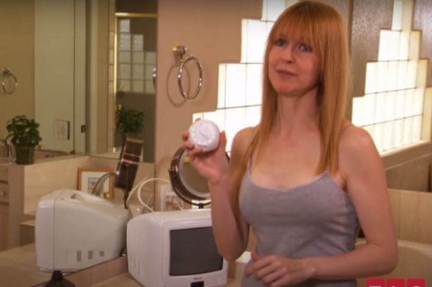 bogatasica jede hranu za macke stednja