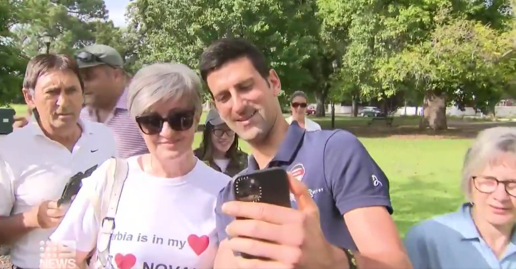 novak djokovic australija izasao karantin izolacija setnja park meditacija grli plavusa foto