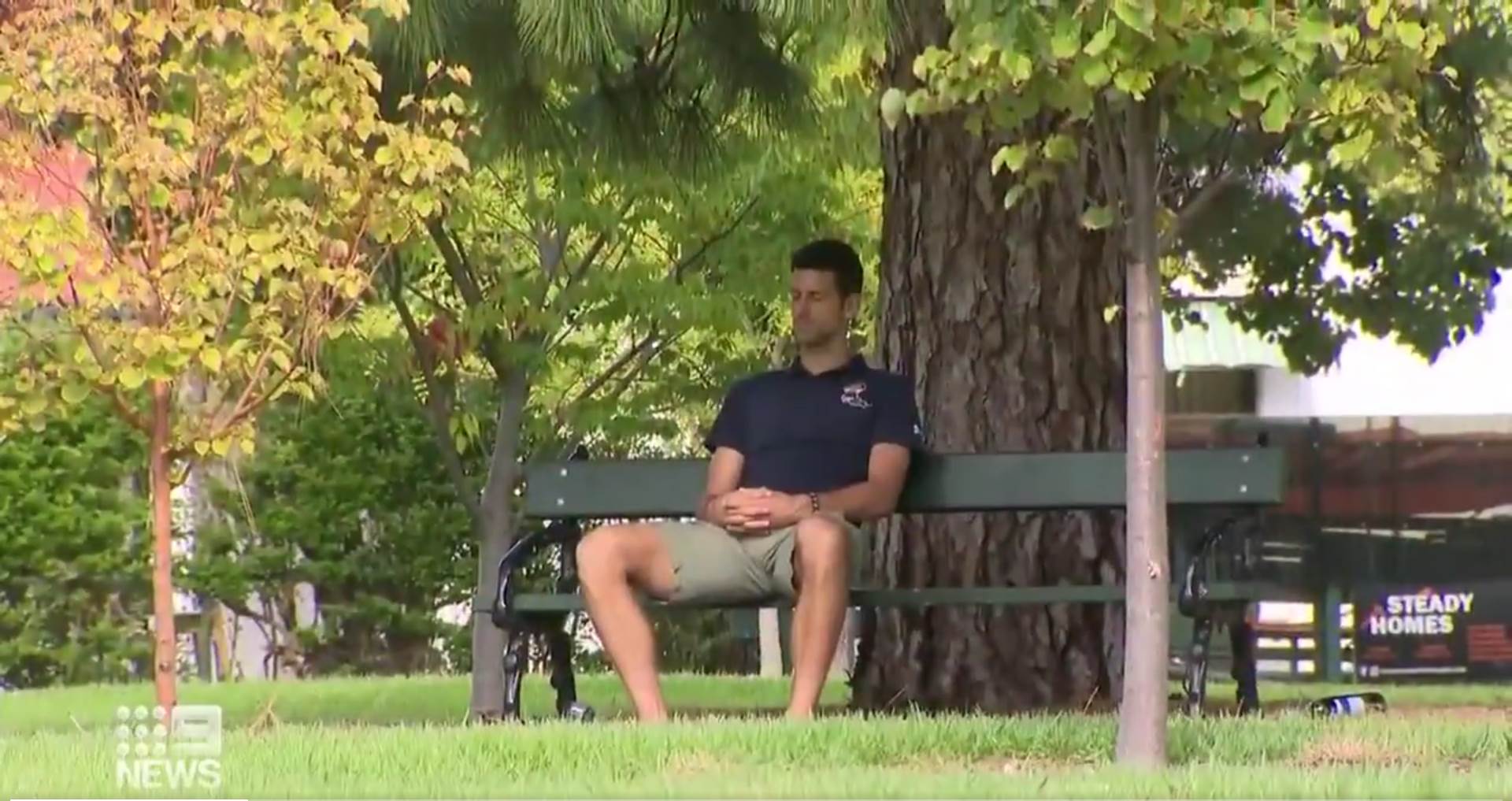 novak djokovic australija izasao karantin izolacija setnja park meditacija grli plavusa foto